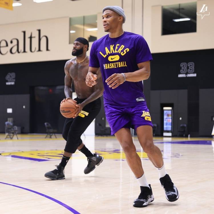 前场反抢 前场反抢